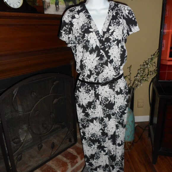 Black and White Vince Camuto Floral Jumpsuit, pockets, size 6 - Picture 3 of 9